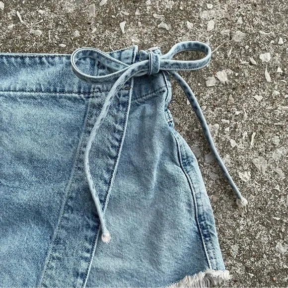 We The Free | Light Wash Distressed Denim Emmy Skort - Picture 7 of 11